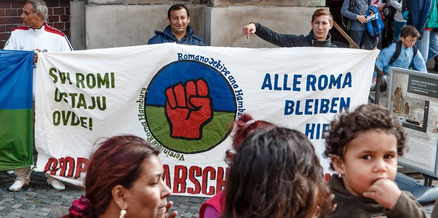 Roma demonstrieren vor dem Hamburger Michel für ein Bleiberecht