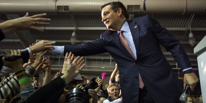 Ted Cruz schüttelt die Hand eines Supporters