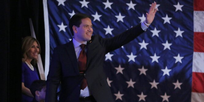 Marco Rubio winkt seinen Anhängern zu