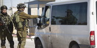 Israelische Soldaten lassen sich die Papiere eines Fahrzeugführers zeigen
