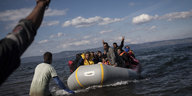 Ein Boot mit Flüchtlinen erreicht die Insel Lesbos.