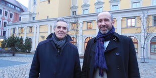 Oberbürgermeister Alexander Ahrens (r.) und der örtliche SPD-Chef Roland Fleischer vor dem Bautzener Rathaus.