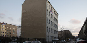 Alleinstehendes Wohnhaus in Berlin-Moabit. Im Vordergrund die Brandmauer.