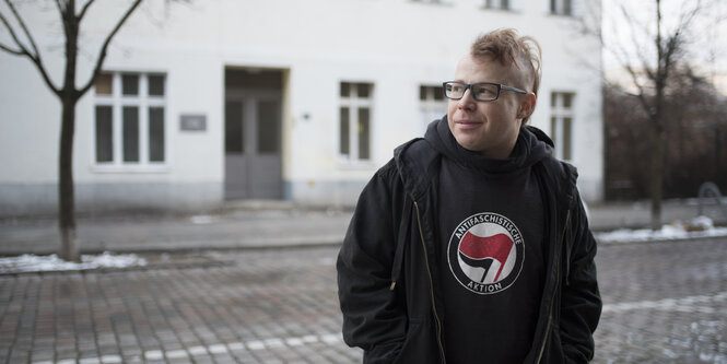 Micha vor seinem Wohnhaus im Antifa-Hoodie.