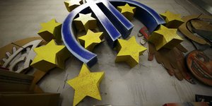 Euro-Zeichen mit Sternchen - ein Wandrelief.