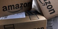 Drei Kartons vom Onlinehändler Amazon