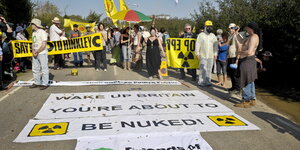 Anti-Atom-Aktivisten in Großbritannien protestieren mit Bannern gegen Hinkley Point C.