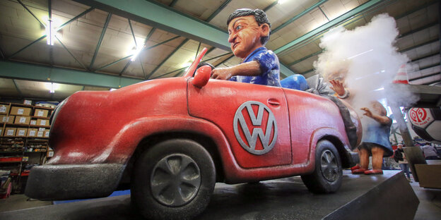 Karnevalswagen, der einen stark rauchenden VW darstellt
