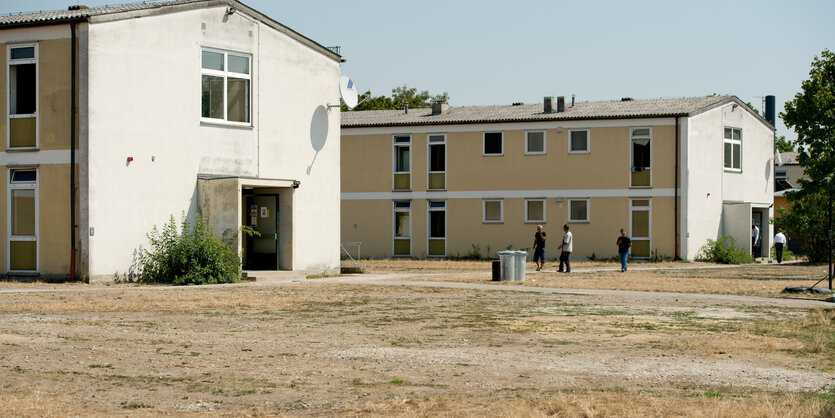 Ein Kasernengebäude