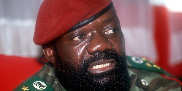 Porträtaufnahme von Jonas Savimbi mit Vollbart und rotem Barrett