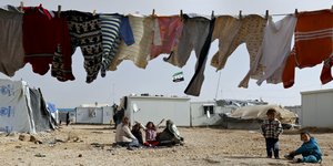 Flüchtlinge unter einer Wäscheleine
