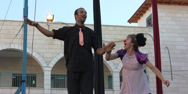 Abu Sakha mit einer Kollegin auf der Bühne