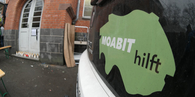 Aufkleber mit der Aufschrift „Moabit hilft“ auf dem Heck eines Autos