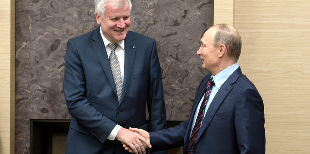 Seehofer und Putin geben sich die Hand