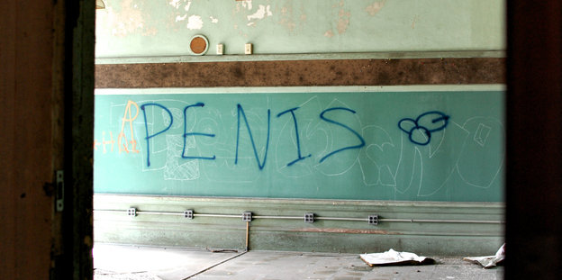 Penis steht an einer Wand