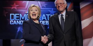 Hillary Clinton und Bernie Sanders geben sich die Hand