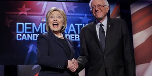 Hillary Clinton und Bernie Sanders geben sich die Hand