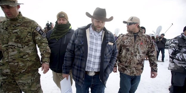 Ammon Bundy umgeben von drei Bürgerwehr-Unterstützern