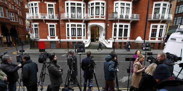 MedienvertreterInnen drängen sich vor der ecuardorianischen Botschaft in London
