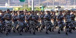Saudi-arabische Soldaten bei einer Militärparade