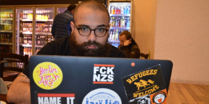 Firas Alshater vor seinem Laptop