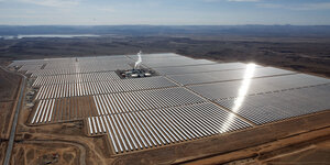 Luftbild einer riesigen Solaranlage in der Wüste von Marokko.