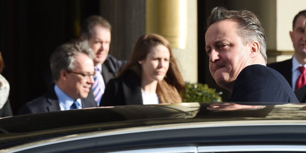 David Cameron steigt aus einem Auto
