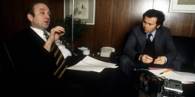 Otto Graf Lambsdorff und Hubert Burda bei einem Interview in einem holzvertäfelten Büro.