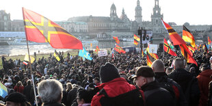 Menschen stehen am Dresdner Elbufer