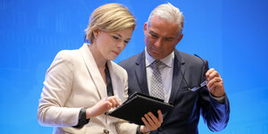 Die CDU-Politiker Julia Klöckner und Thomas Strobl schauen gemeinsam in ein Tablet