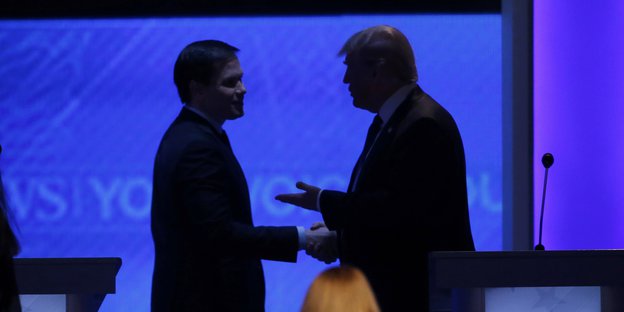 Die Silhouetten von Marco Rubio und Donald Trump in einem TV-Studio