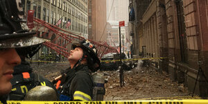 Abgestürzter Kran in Manhattan, Feuerwehrleute, die nach oben schauen