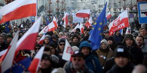 Demonstration mit polnischen und Europa-Flaggen