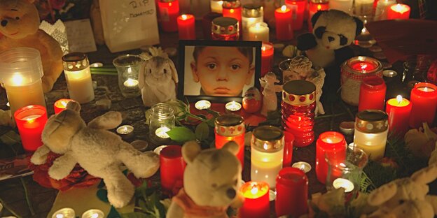 Kerzen für den ermordeten Mohamed