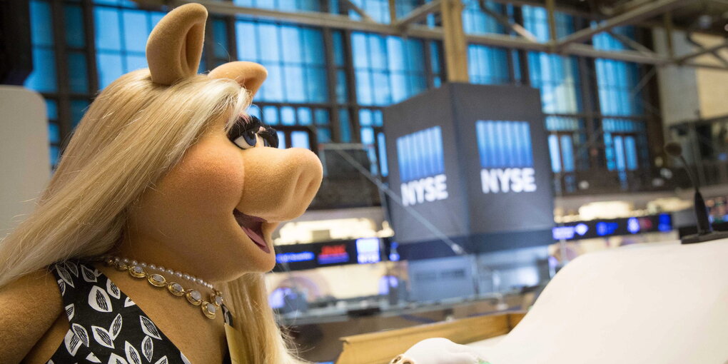 Miss Piggy steht in der Börse von New York.