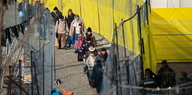 Flüchtlinge passieren den Grenzkrontollpunkt Spielfeld.