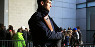 Ein Polizist sichert in Paris die Straße.