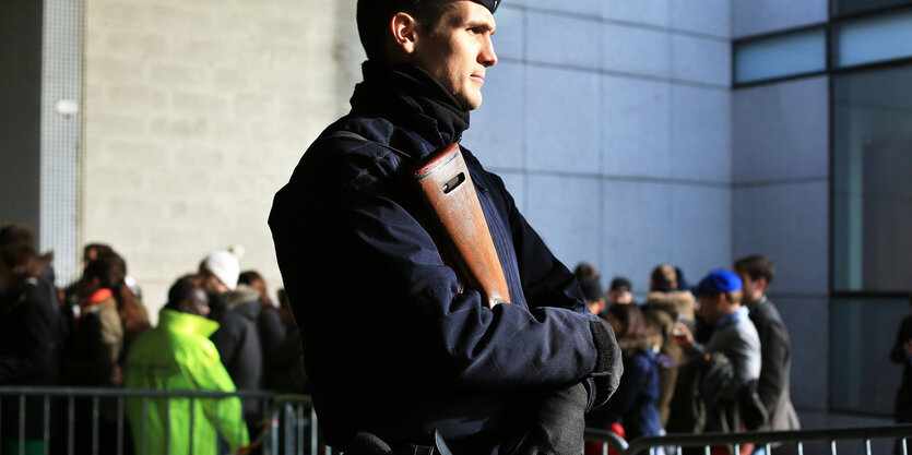 Ein Polizist sichert in Paris die Straße.