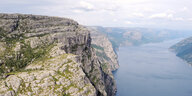 Blick von oben auf einen Fjord.
