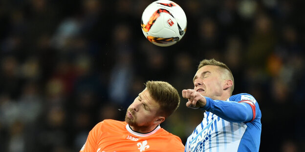 Der Darmsdtädter Tobias Kempe (l) und Hoffenheims Pavel Kaderabek kämpfen um den Ball.
