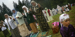 Mehrere Frauen beim Beten im Freien.