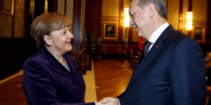 Merkel und Erdogan geben sich die Hand
