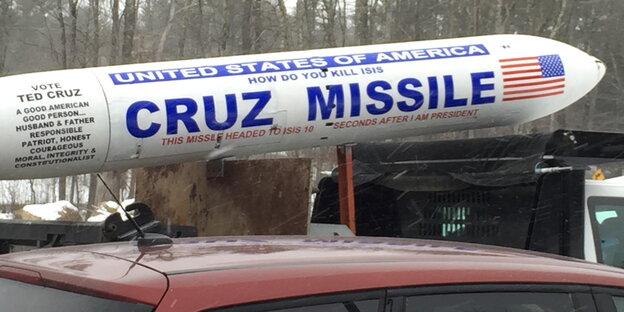 Ein Pick-up mit gebastelter Rakete auf der Ladefläche Ein Pick-up mit gebastelter Rakete auf der Ladefläche