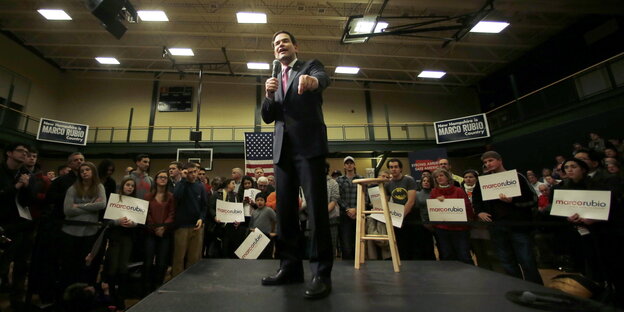 Marco Rubio auf einer Bühne in Nashua vor seinen Unterstützern mit Plakaten Marco Rubio auf einer Bühne in Nashua vor seinen Unterstützern mit Plakaten