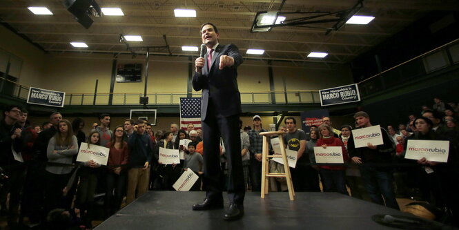 Marco Rubio auf einer Bühne in Nashua vor seinen Unterstützern mit Plakaten