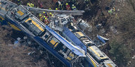 Die Unfallstelle: Zwei Züge sind frontal ineinander gefahren, beide sind stark beschädigt.
