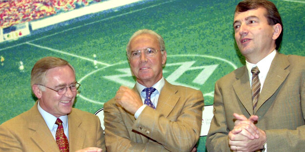 Der Chef des WM-Organisationskommitees Franz Beckenbauer mit seinen Mitarbeitern Horst R. Schmidt und Wolfgang Niersbach.