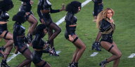 Popstar Beyonce mit Backgroundtänzerinnen beim Superbowl in Denver.