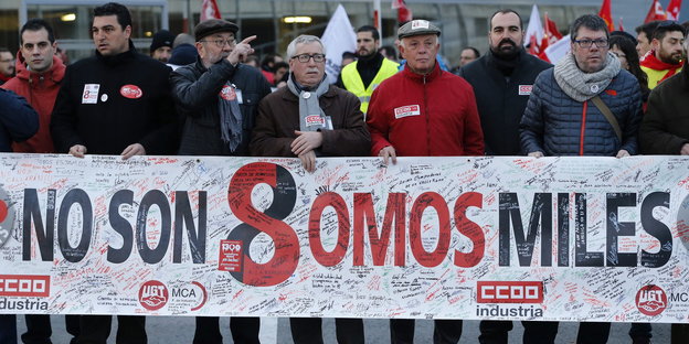 Gewerkschafter protestieren vor dem Airbus-Sitz in Madrid gegen den Streikposten-Prozess