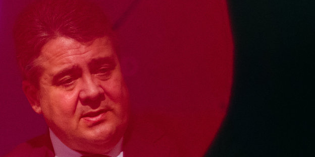 Der Kopf von Siegmar Gabriels Kopf ist von einem transparenten roten Kreis überdeckt